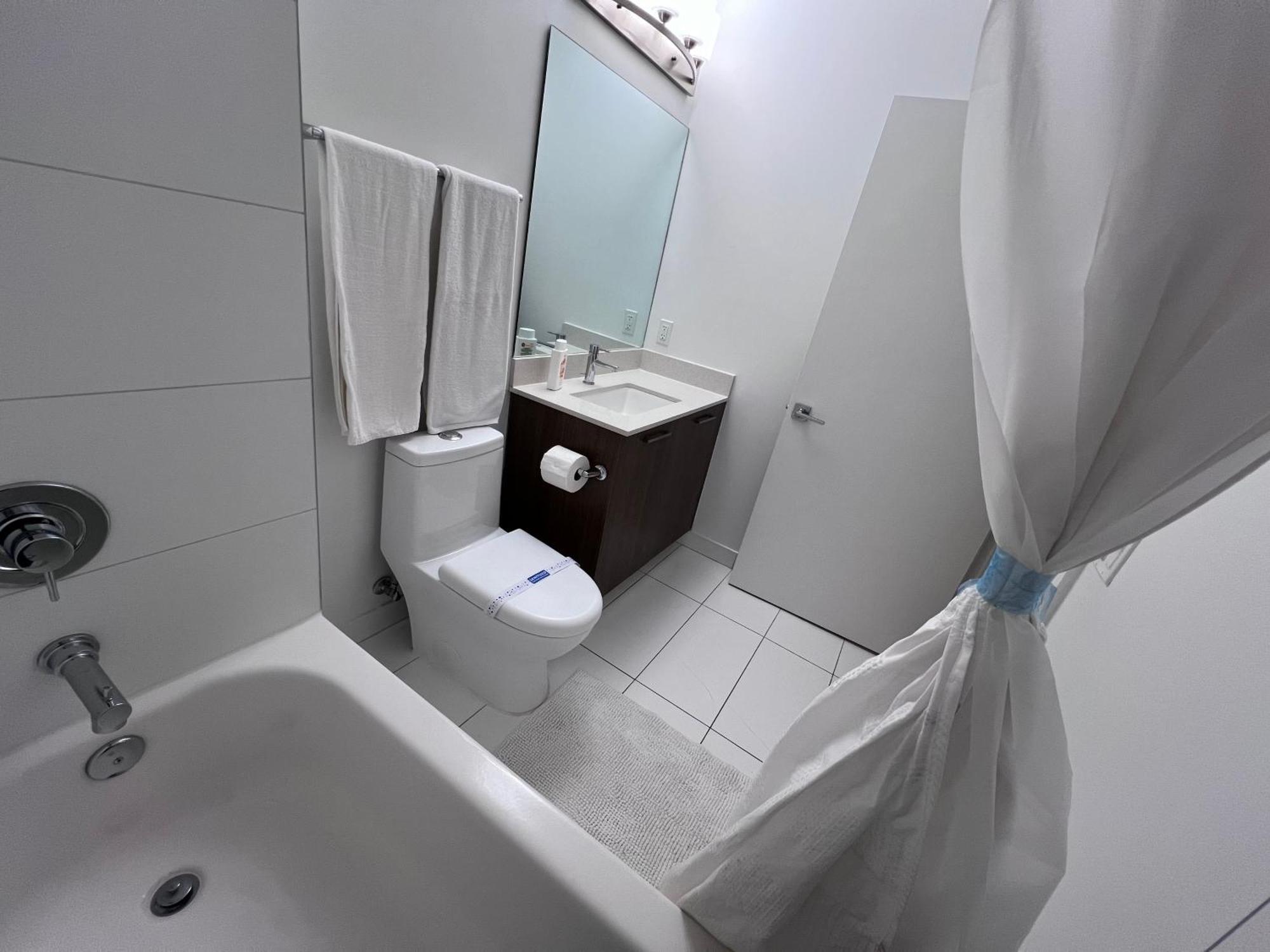 Master Bed Room In Calle Ocho マイアミ エクステリア 写真